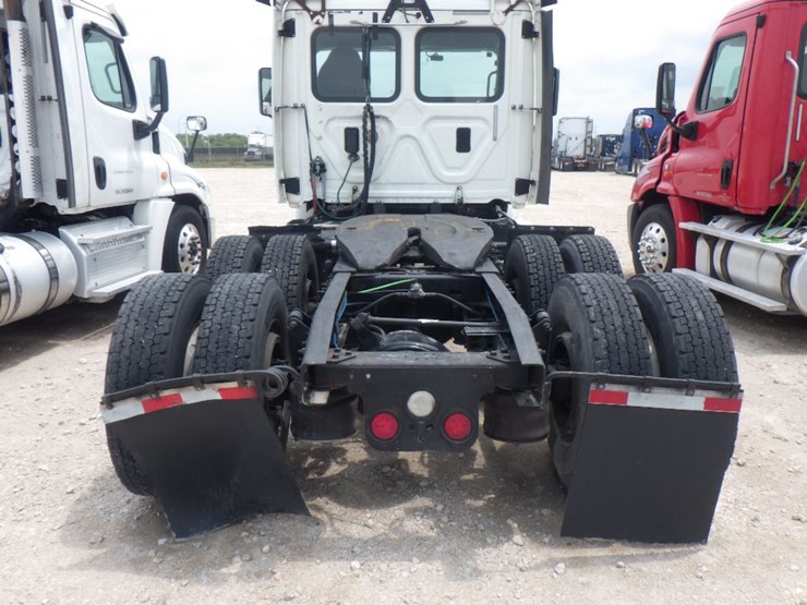 2017-freightliner-cascadia-113-image-9