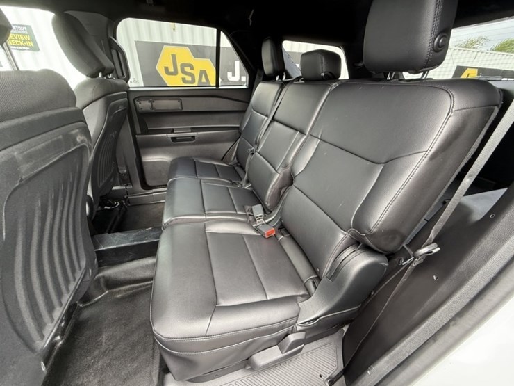 2020-ford-explorer-image-23