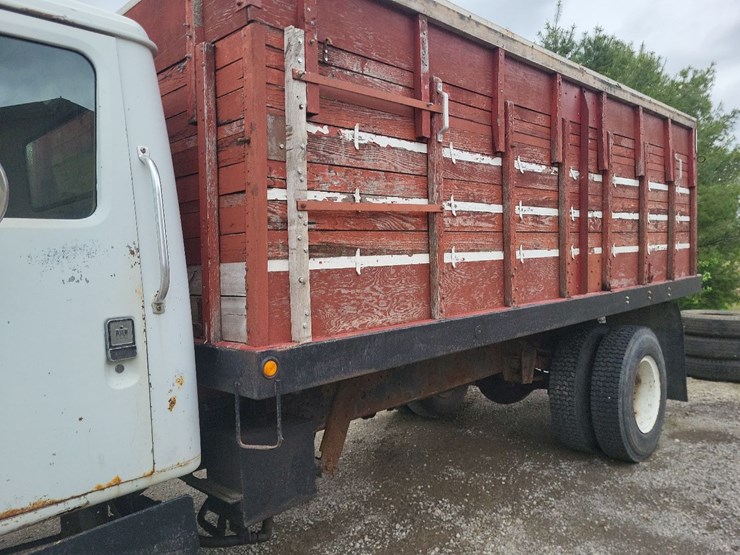 1982-international-1754-single-axle-grain-truck-image-15