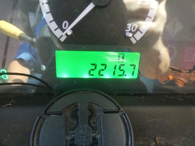 2014-john-deere-6105d-image-16