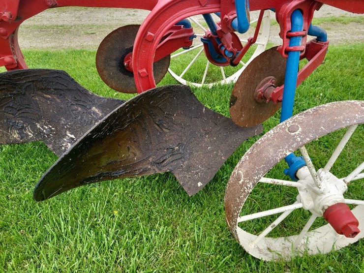 international-2-bottom-pull-type-moldboard-plow---nice-image-12