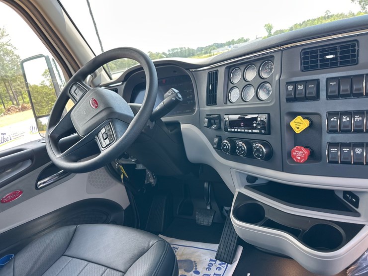 2025-peterbilt-567-image-14