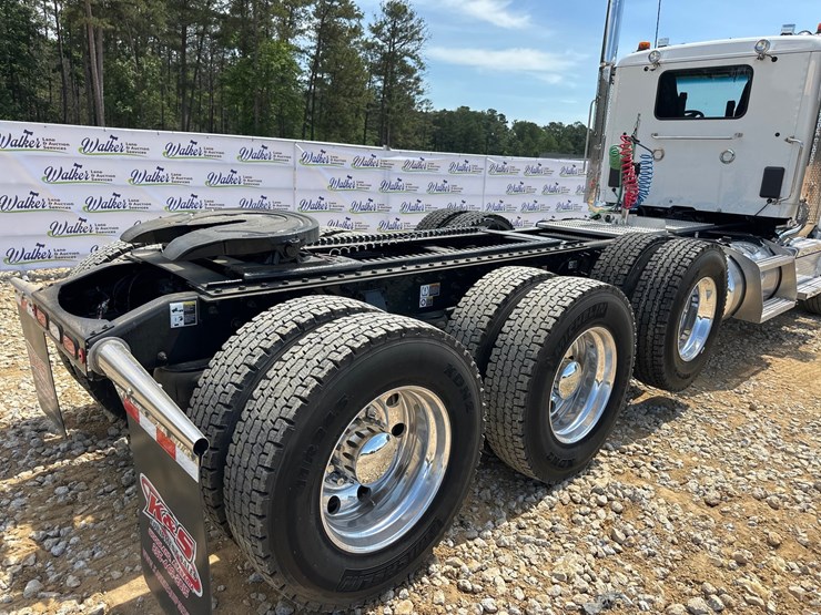 2024-peterbilt-567-image-9
