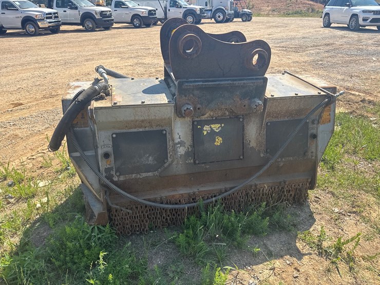 caterpillar-320-image-3