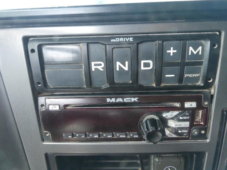 2020-mack-granite-64ft-image-23