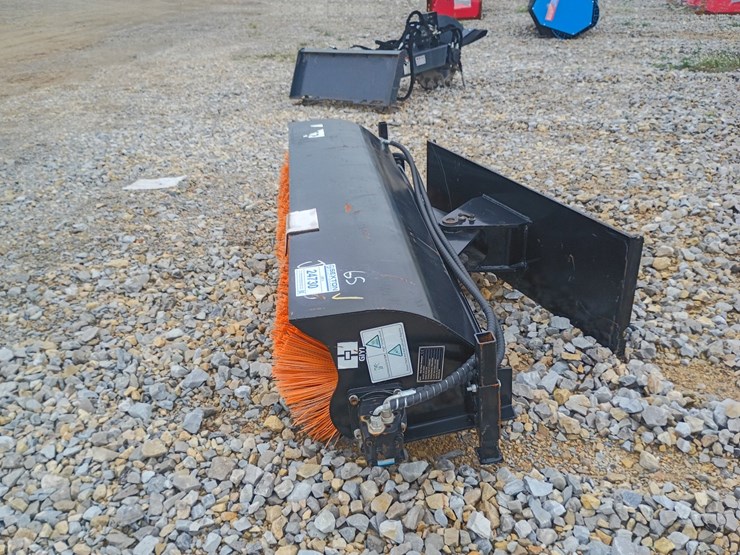 #24730-•-giyi-skid-steer-sweeper-image-4