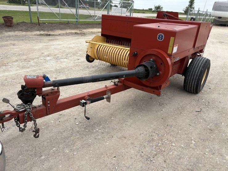 new-holland-570-image-1
