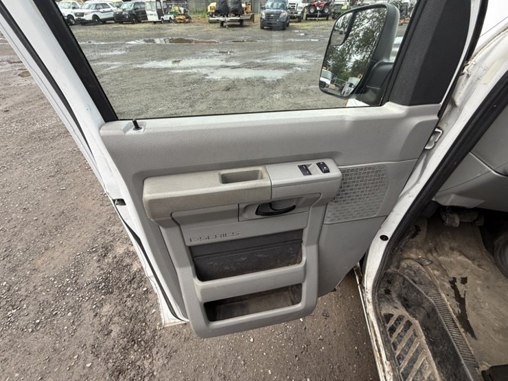 2013-ford-e350-image-28