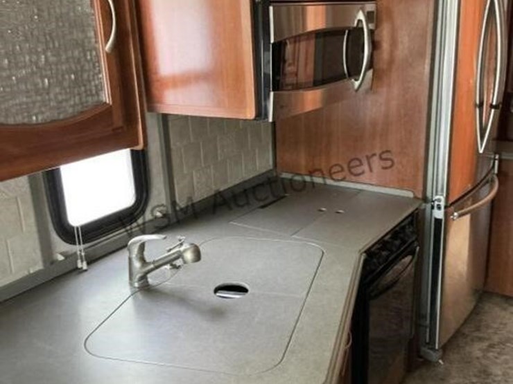 2006-fleetwood-excursion-motorhome-image-33