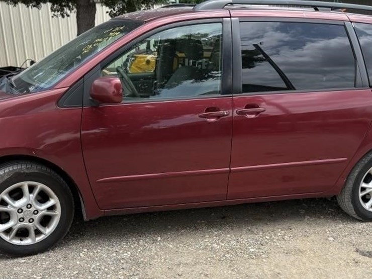 2004-toyota-sienna-image-1