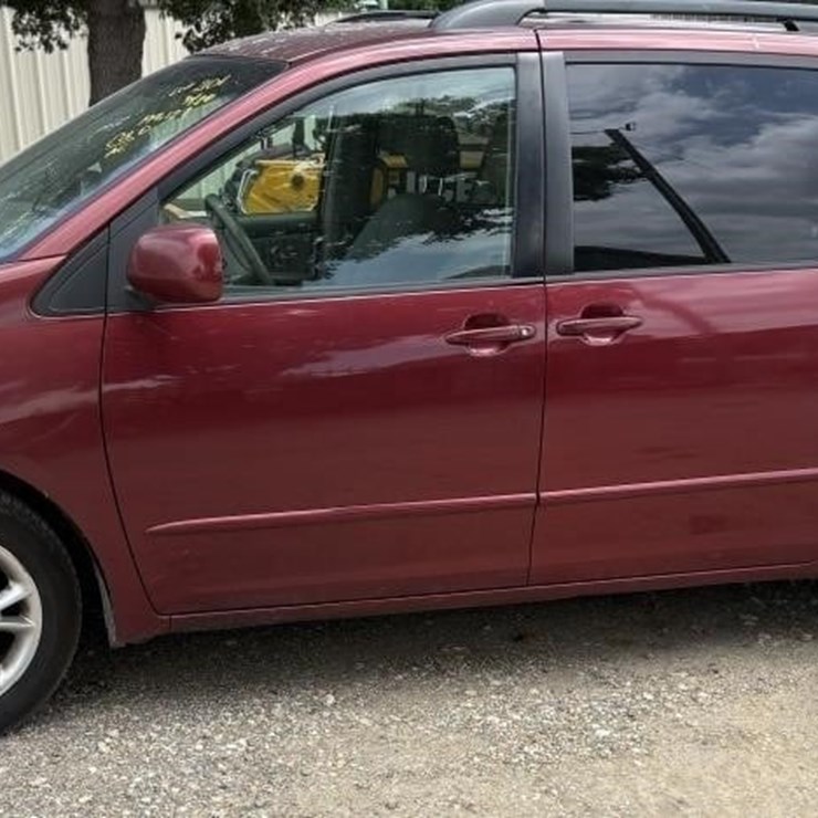 2004 TOYOTA SIENNA