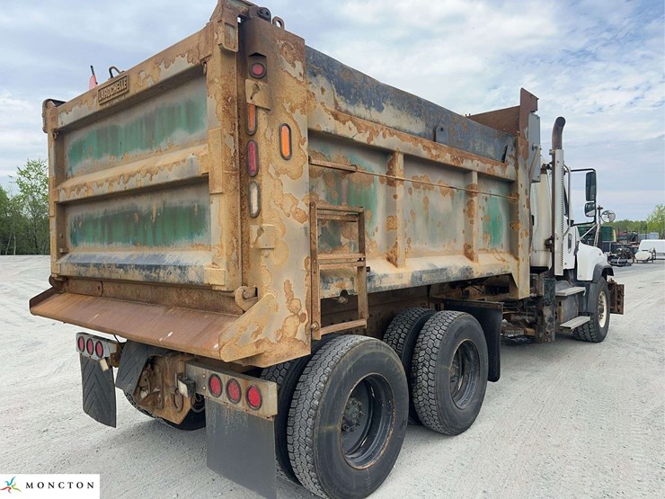 2015-freightliner-114sd-image-5