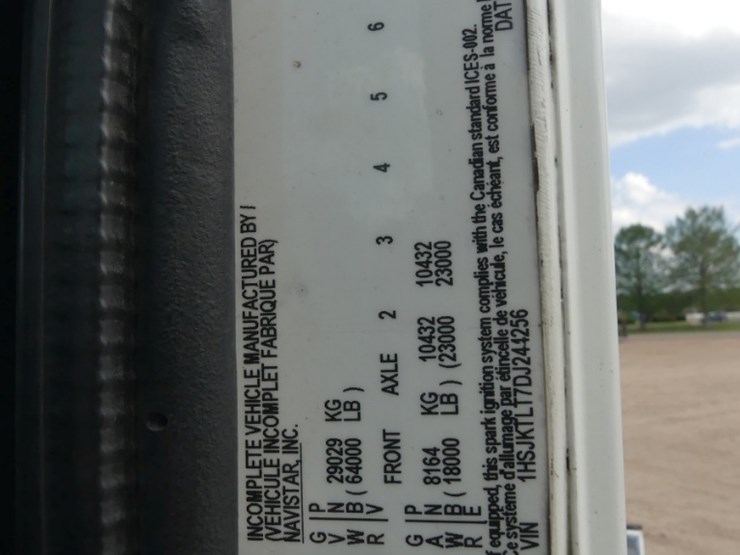 2013-caterpillar-ct660l-image-21
