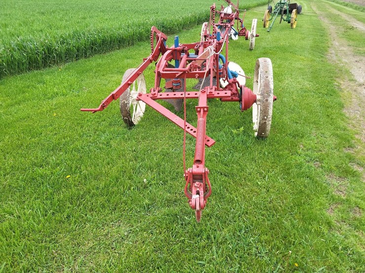 international-2-bottom-pull-type-moldboard-plow---nice-image-8