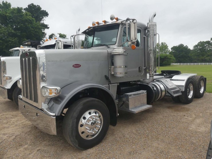 2013-peterbilt-388-image-1