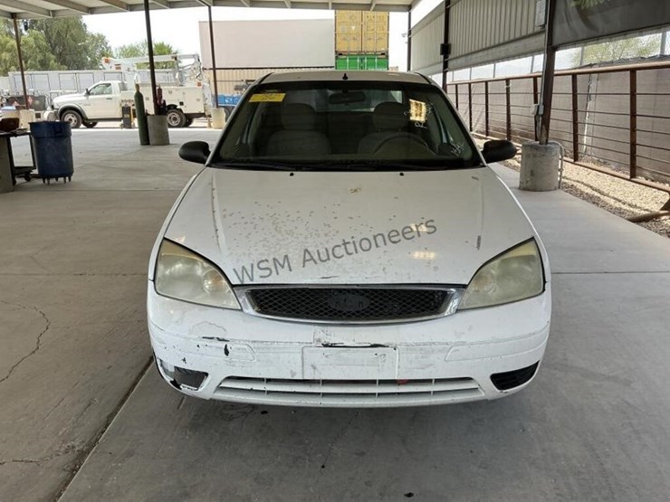 2005-ford-focus-sdn-image-3