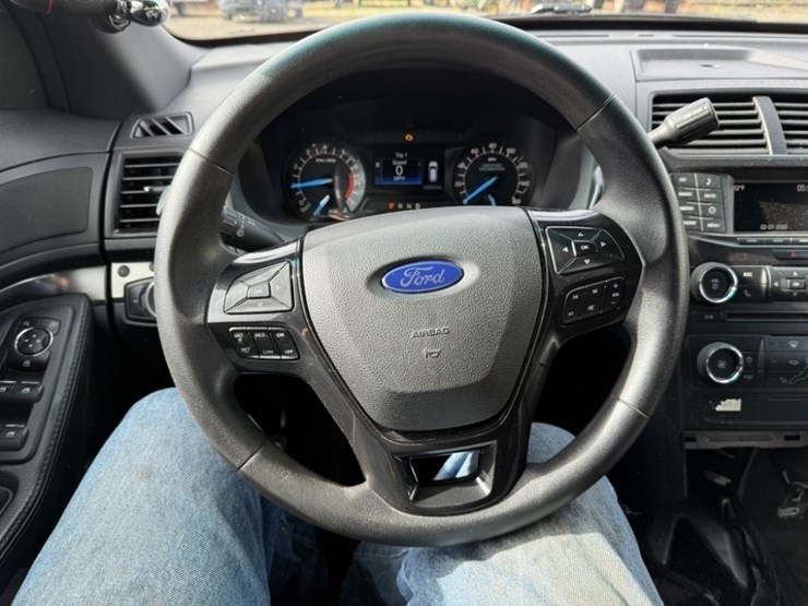 2016-ford-explorer-image-25
