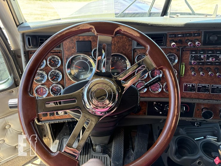 2005-kenworth-w900-image-27