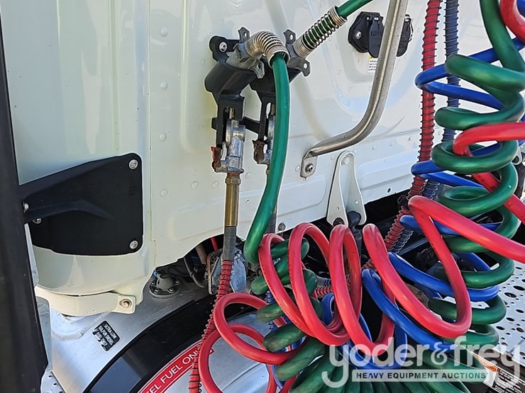 2019-freightliner-cascadia-125-image-25