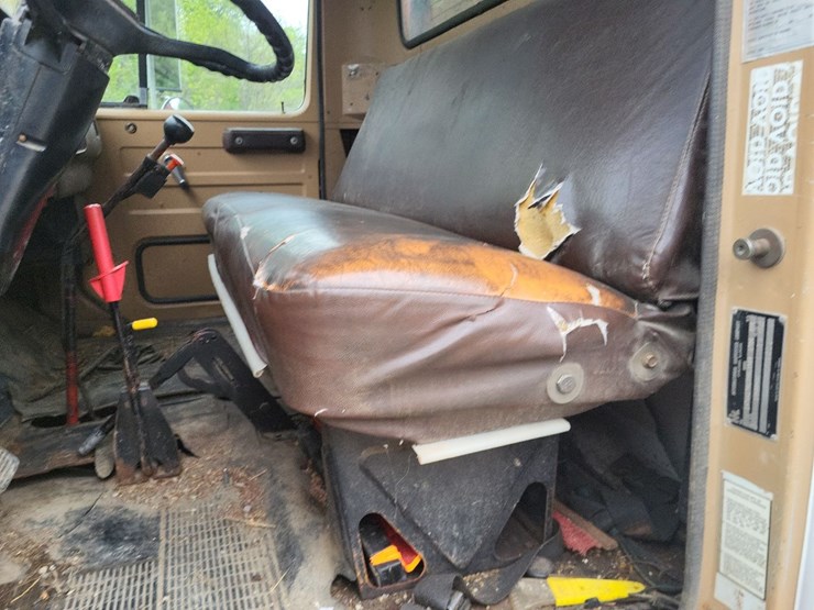 1982-international-1754-single-axle-grain-truck-image-50