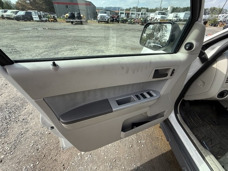 2012-ford-escape-image-23