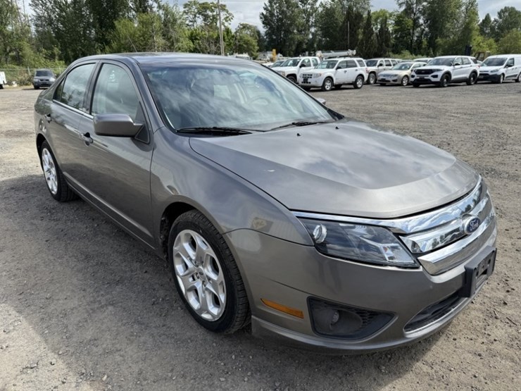 2010-ford-fusion-se-sedan-image-2