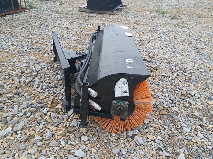 #24730-•-giyi-skid-steer-sweeper-image-2
