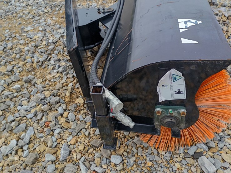 #24730-•-giyi-skid-steer-sweeper-image-8