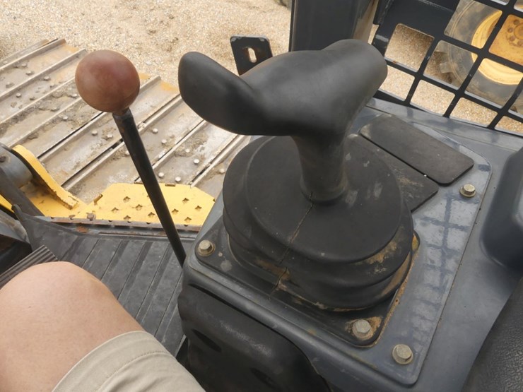 2012-deere-700k-lgp-image-15