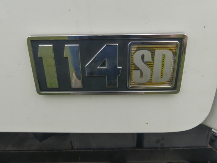 2018-freightliner-114sd-image-15