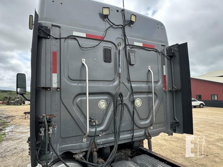 2012-freightliner-cascadia-113-image-10