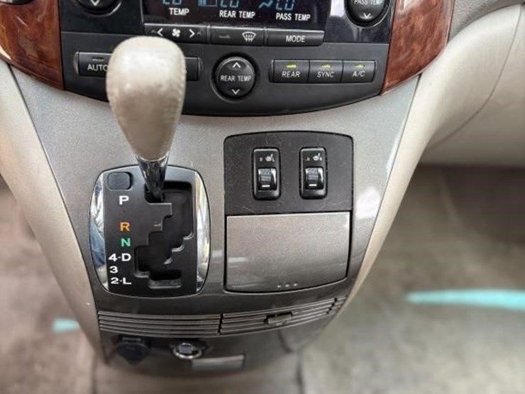 2004-toyota-sienna-image-18
