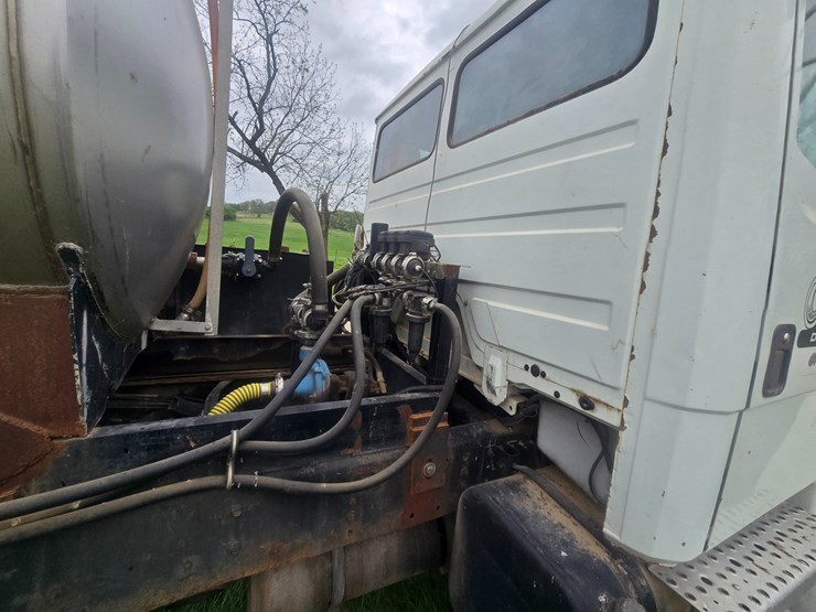 1999-freightliner-fl70-image-68