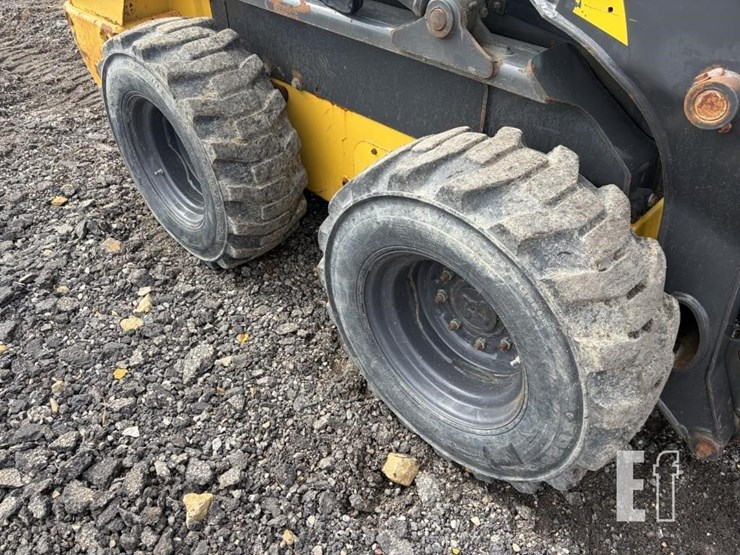 new-holland-l220-image-7