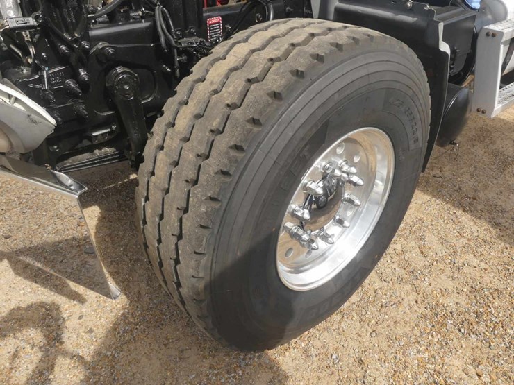 2020-mack-granite-64ft-image-17