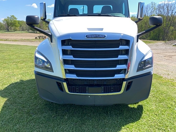 2019-freightliner-cascadia-day-cab-image-7