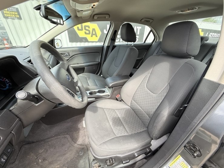 2010-ford-fusion-se-sedan-image-23