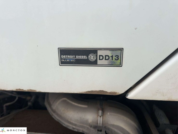 2015-freightliner-114sd-image-13