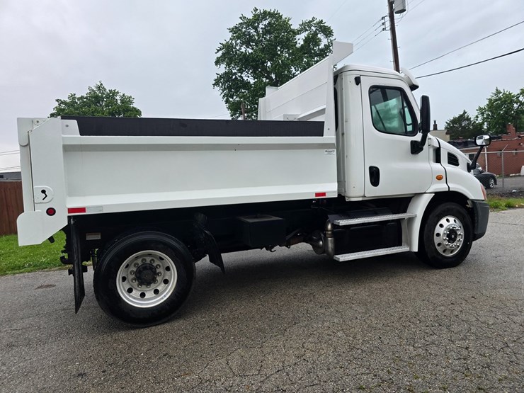 2015-freightliner-cascadia-113-image-23