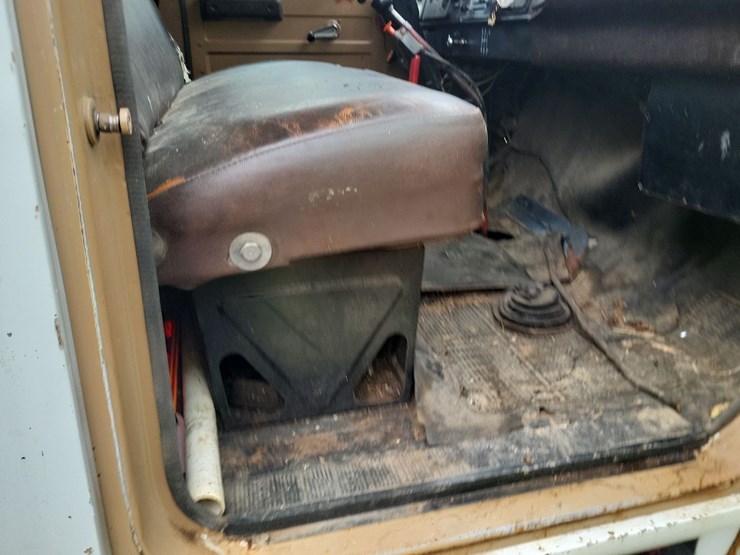 1982-international-1754-single-axle-grain-truck-image-63