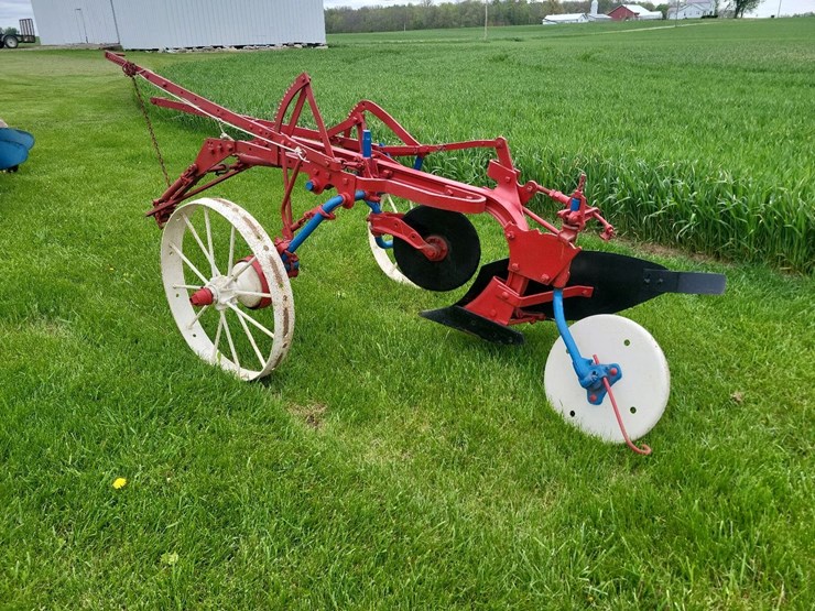 international-1-bottom-pull-type-moldboard-plow-image-5