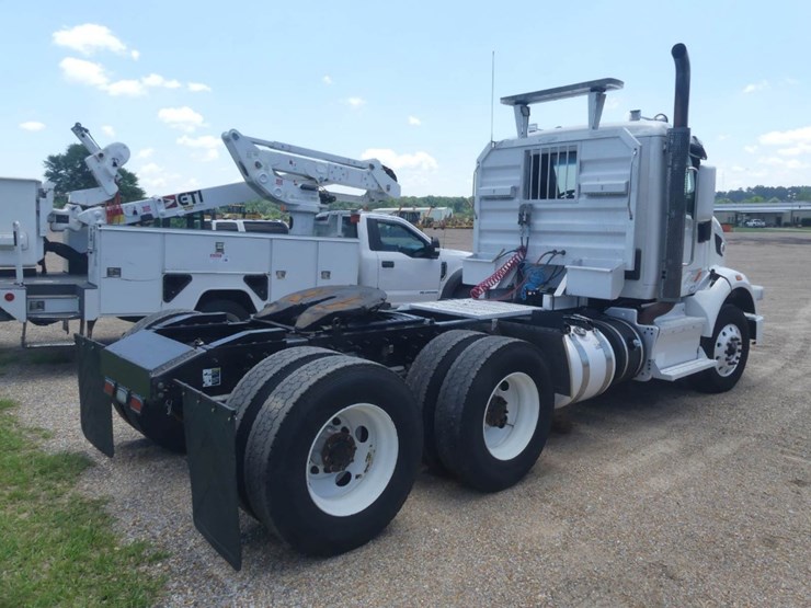 2018-peterbilt-567-image-3