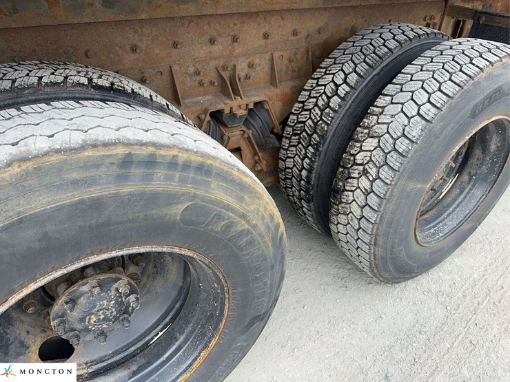 2015-freightliner-114sd-image-11