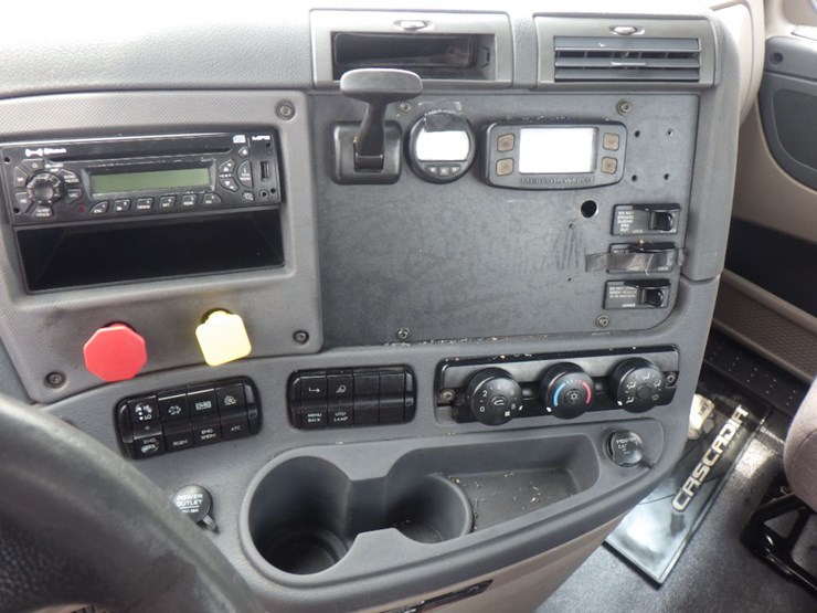 2015-freightliner-cascadia-113-image-16