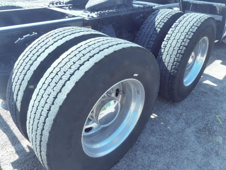 2014-freightliner-coronado-132-image-9