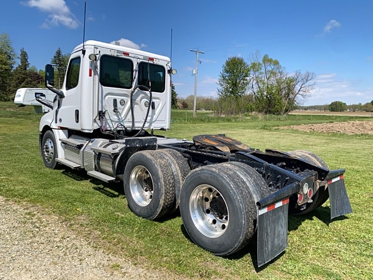 2019-freightliner-cascadia-day-cab-image-6