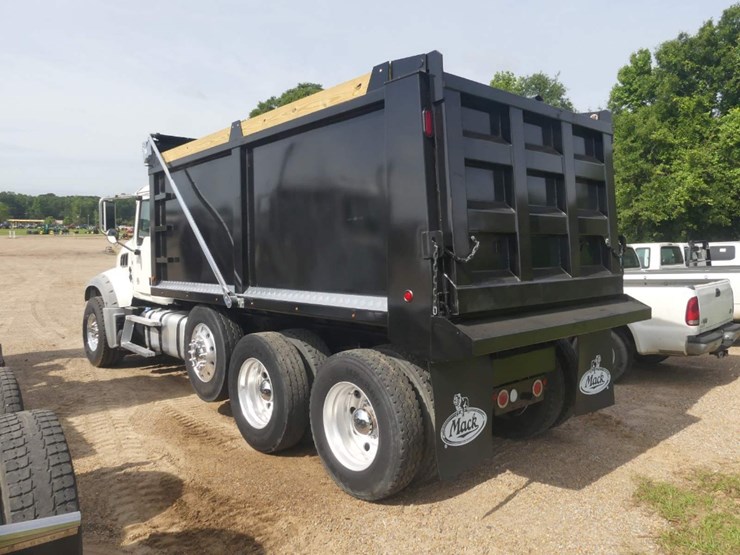 2020-mack-granite-64ft-image-4