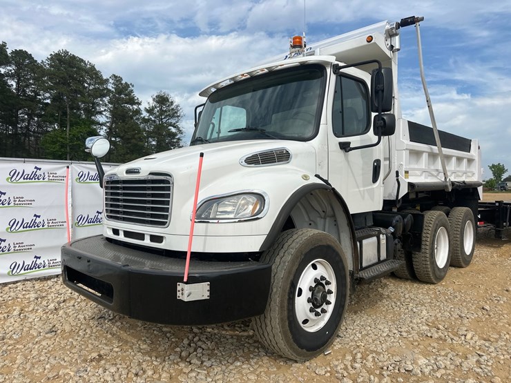 2008-freightliner-m2-106-image-3