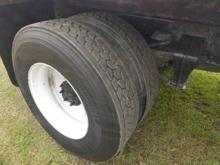 2018-freightliner-114sd-image-8