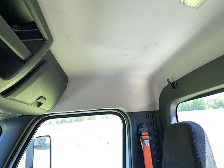 2019-freightliner-cascadia-day-cab-image-40